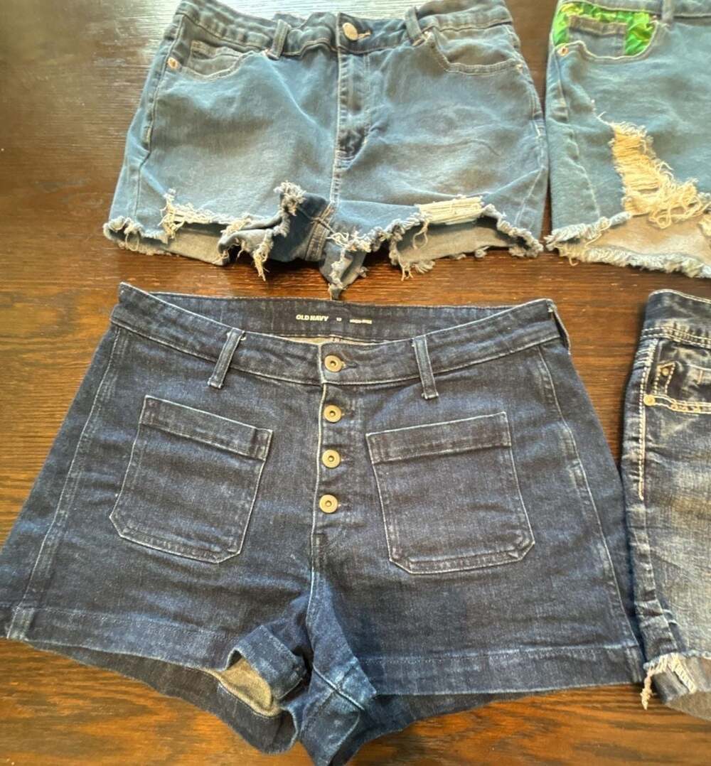 Bundle of 4 Women's Denim Shorts: Old Navy, Akira, Ariya Jeans, Denim Blvd - Picture 4 of 12
